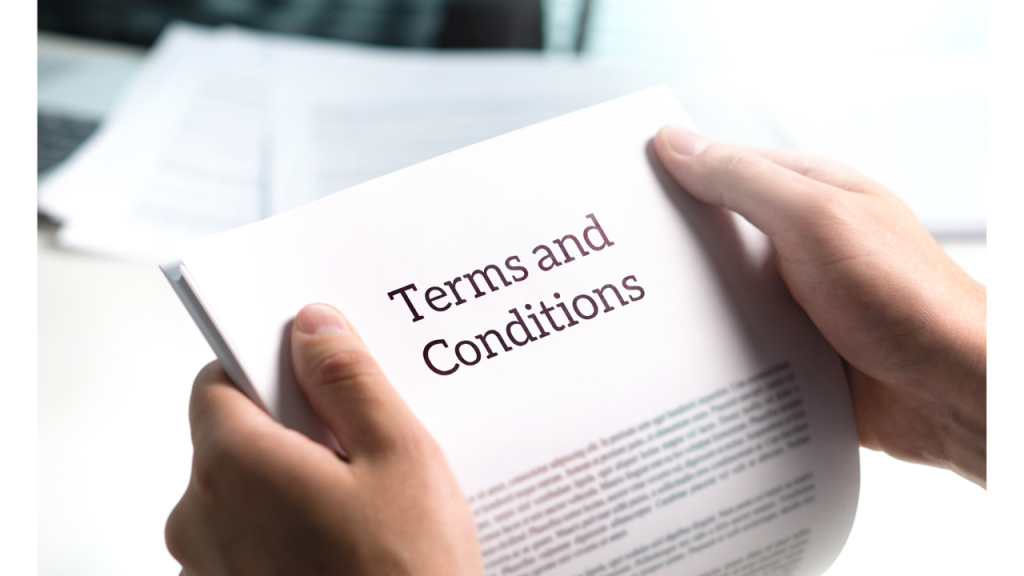 Terms and Conditions（規約と条件）と書かれた紙を持っている人の手元の画像