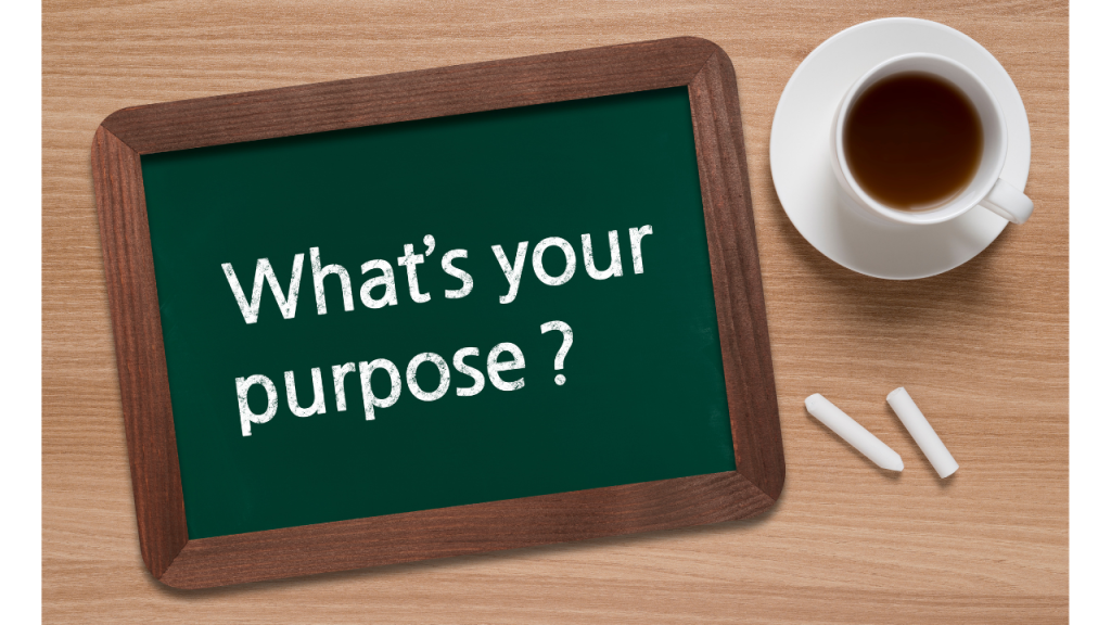 小さな黒板とコーヒーカップの画像があり黒板にはWhat's your purpose？の文字が書かれている