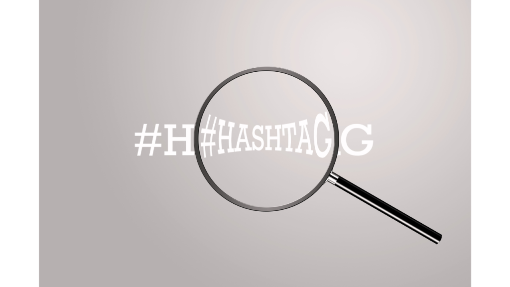 ＃H#HASHTAG.Gの文字の上に虫眼鏡が置いてある画像