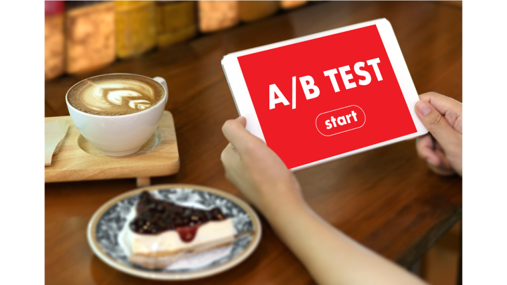 ラテとケーキ、タブレットの写真が載っていてタブレットの画面にはA/B TESTと赤色の背景に白い文字で書かれている画像