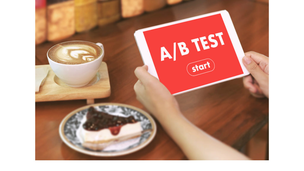 ケーキとラテ、タブレットが写っている写真。タブレットの画面にはA/B TESTと表示されている