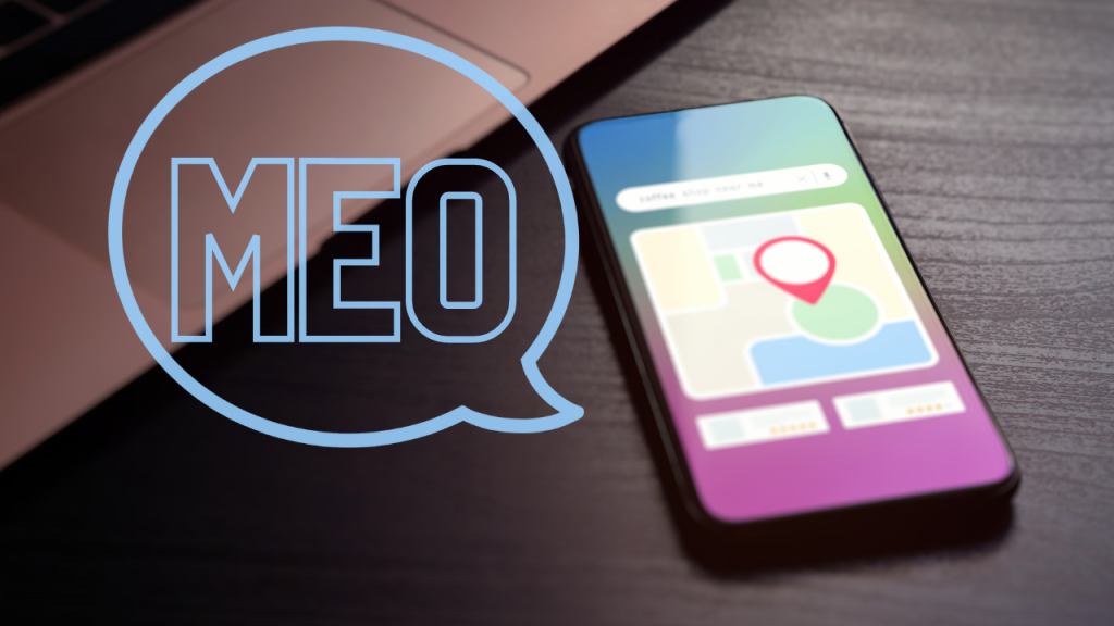 スマートフォンに表示されているMAPにむけて「MEO」と書かれた吹き出しが表示されている画像。