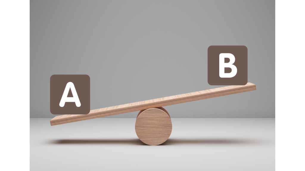 「A」「B」が天秤の上で比べられている画像。A/Bテストのイメージ