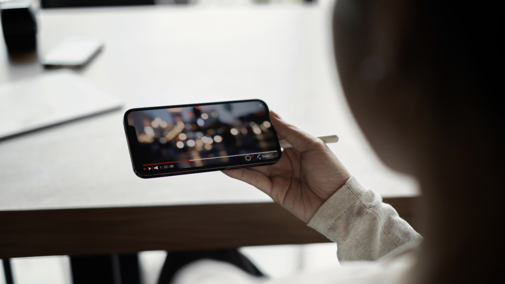 スマートフォンで動画を見ている写真