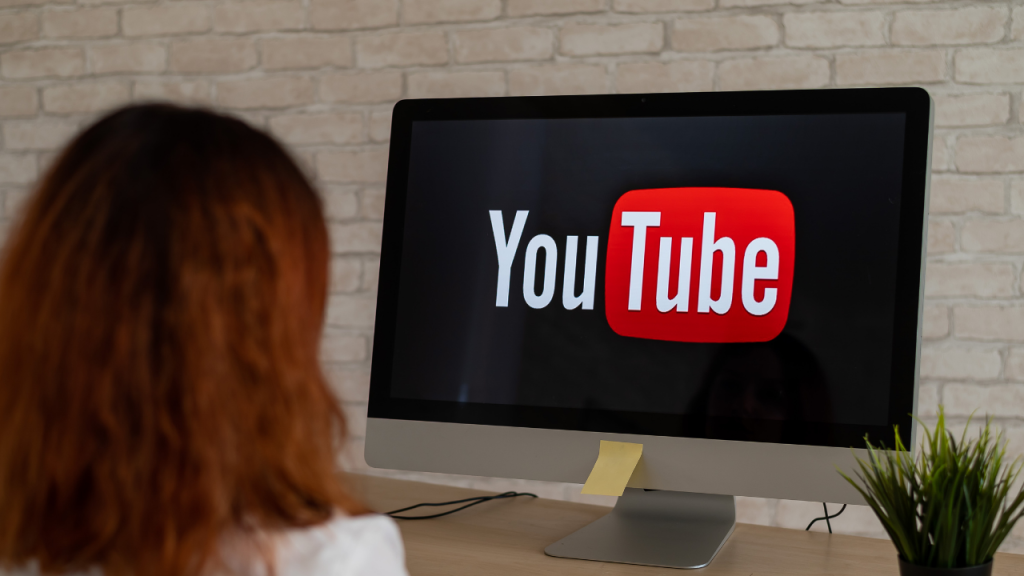 デスクトップPCにYoutubeのロゴが表示されている画像