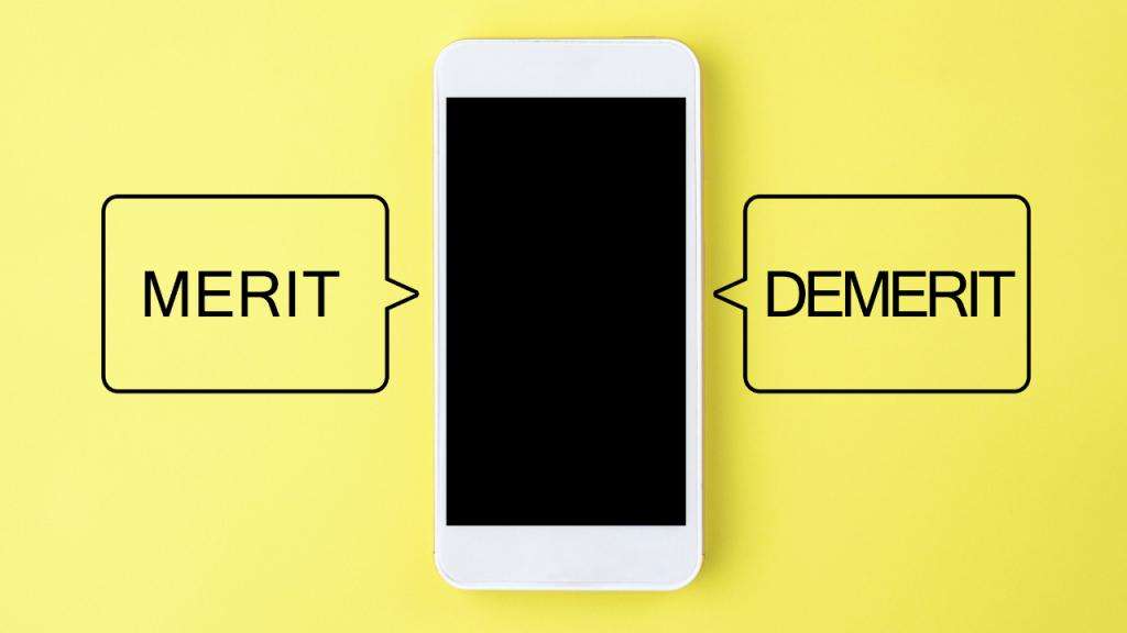 スマートフォンが真ん中にあり、左にMERITの文字のレイアウト、右にDEMERITの文字のレイアウトが写っている画像。