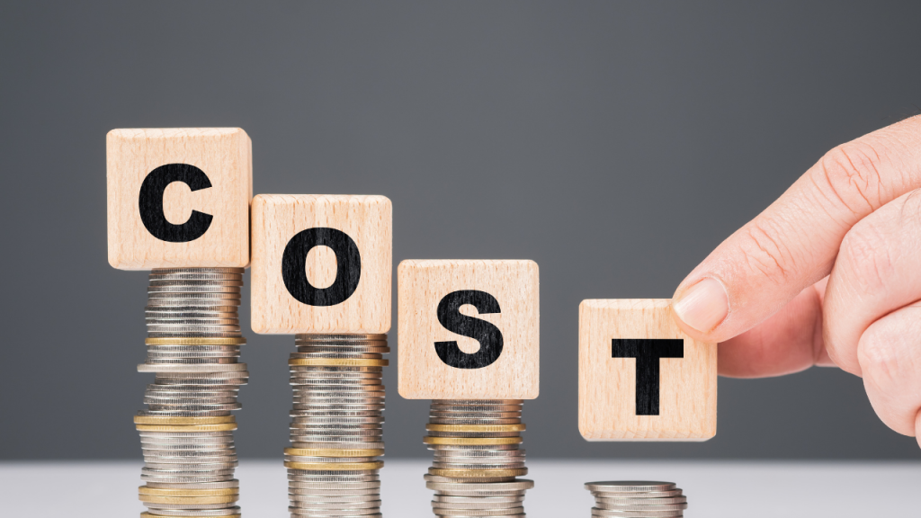 何枚か重なったコインの上に積み木で「COST」と書かれている画像
コストダウンのイメージ