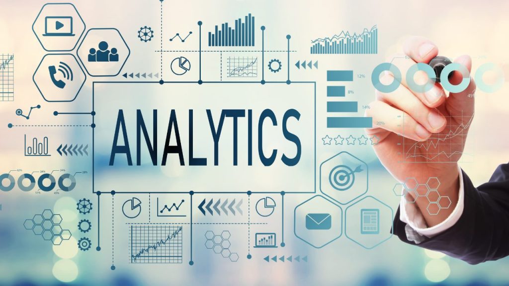 ANALYTICSの文字の周りにメールや電話のアイコンとグラフが書かれている画像