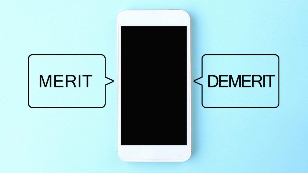 水色の背景。スマホが真ん中にあり、左側にMERIT、右側にDEMERITと書かれた画像